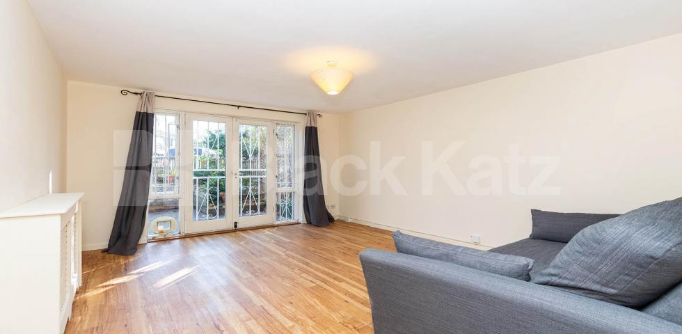 			GARDEN FLAT!, 1 Bedroom, 1 bath, 1 reception Flat			 Barker Drive, CAMDEN